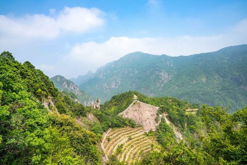 雁荡山的方洞景区最独特最惊险,栈道和吊桥都悬挂在峭壁上